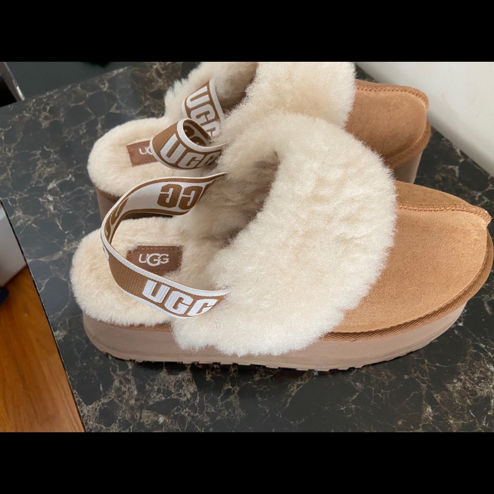 Platform ugg slide. In good condition.